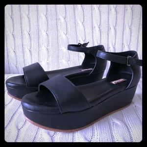 BLACK PAIR OF LEATHER WEDGES